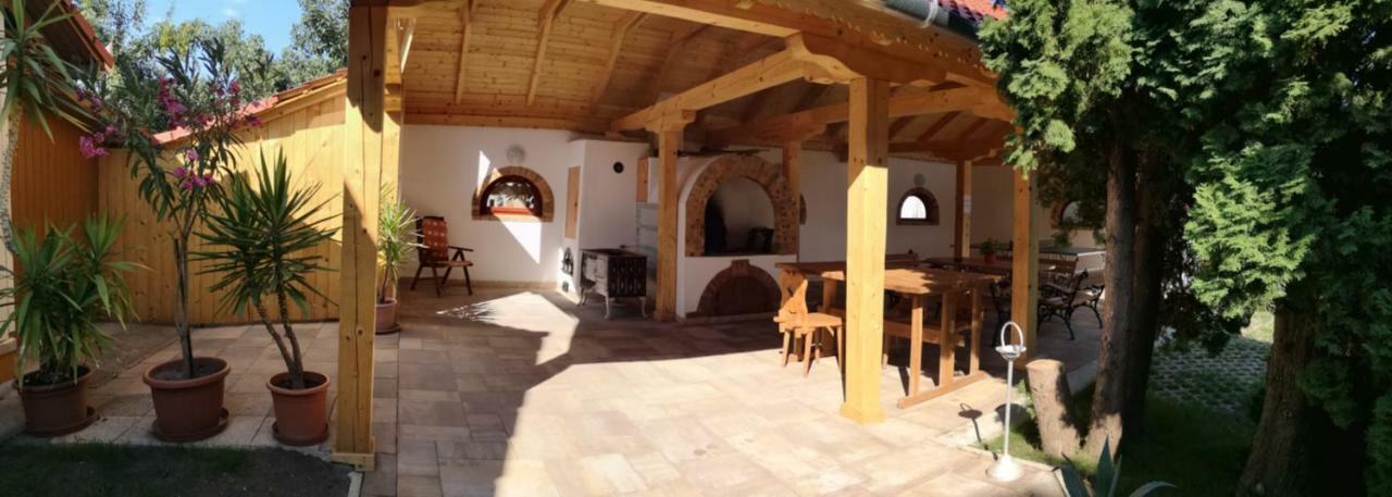 Julia Panzio Bed & Breakfast Hajduszoboszlo Bagian luar foto